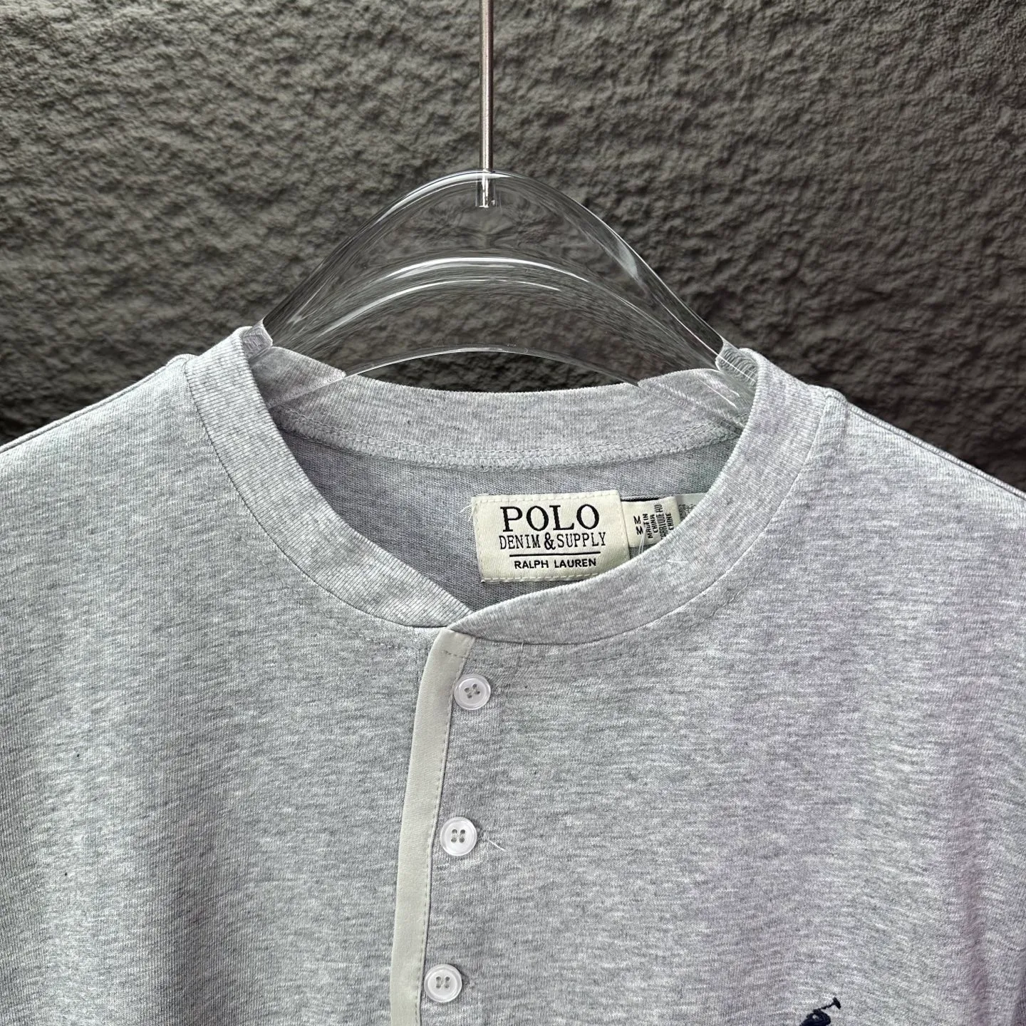 P180 Ralph Lauren 2025 new classic embroidered logo couple's style long-sleeved T-shirt 🔥High version🔥High version🔥 Original fabric Digital direct printing technology Same style as Internet celebrity star High version High quality😘😘 The fabric is made of 280g pure cotton fabric. It feels super comfortable, fashionable and individual. A long-sleeved T-shirt that is super versatile and good-looking. It is very suitable for both men and women. It is a must-have for everyone. Packaging and tags Collar label washed wheat complete 👍 Color: Gray Size: S-XL